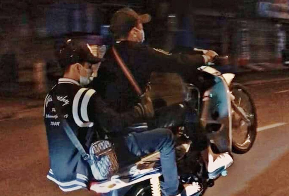 Nhom thanh nien mang hung khi, boc dau xe may tren quoc lo hinh anh