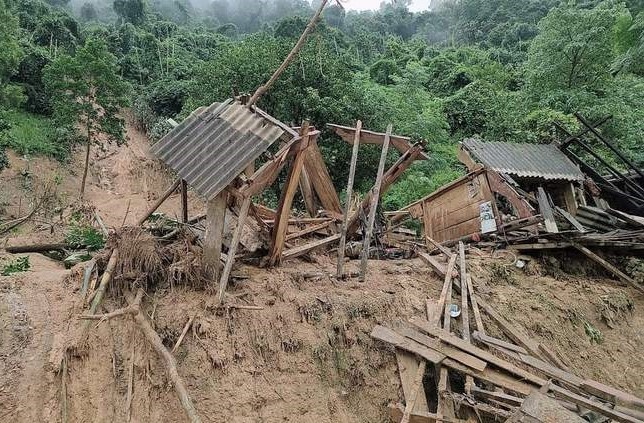 Nhieu nha dan do sap sau tran mua lu o Nghe An hinh anh