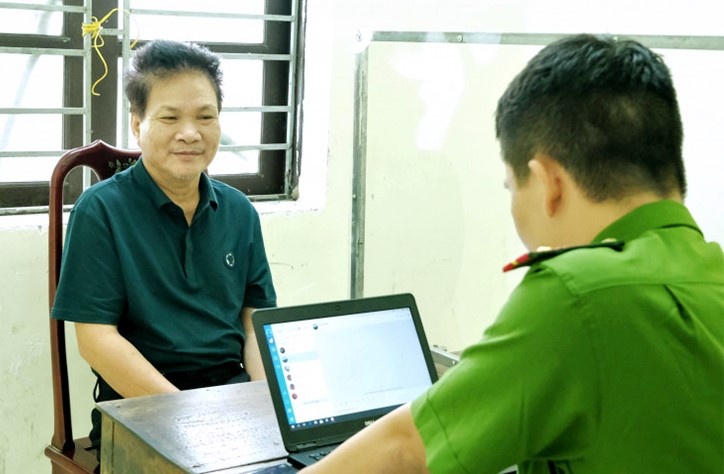 Hai giam doc cam sung doa ban nhau hinh anh