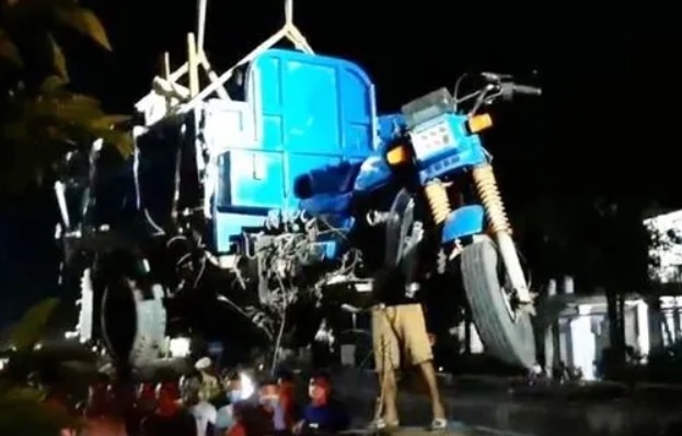 Hai ba chau bi xe ba gac tong tu vong hinh anh