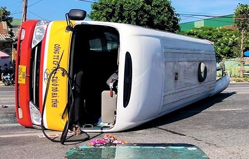 Lat xe buyt, it nhat 10 nguoi bi thuong hinh anh