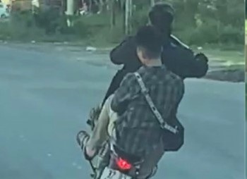Hai thanh nien chay xe may vuot den do, boc dau tren quoc lo hinh anh