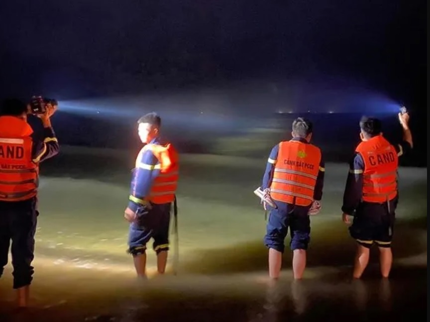 Keo thuyen thung ra bien luc nua dem, mot thanh nien tu vong hinh anh