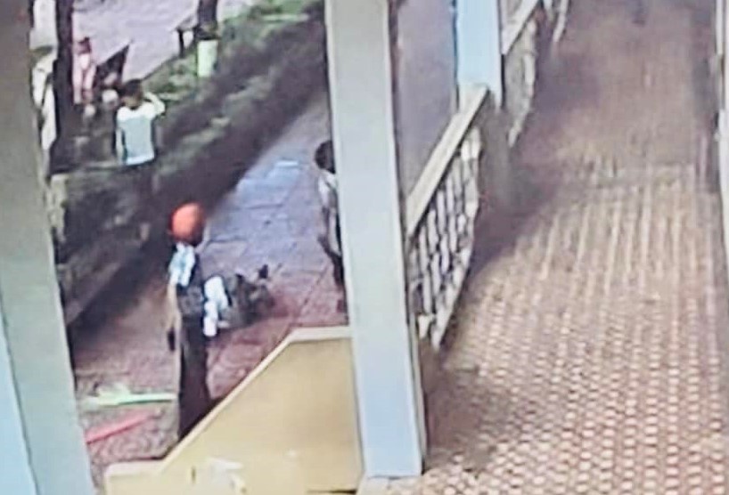 Be 8 tuoi roi tu tang 2 truong hoc xuong dat hinh anh