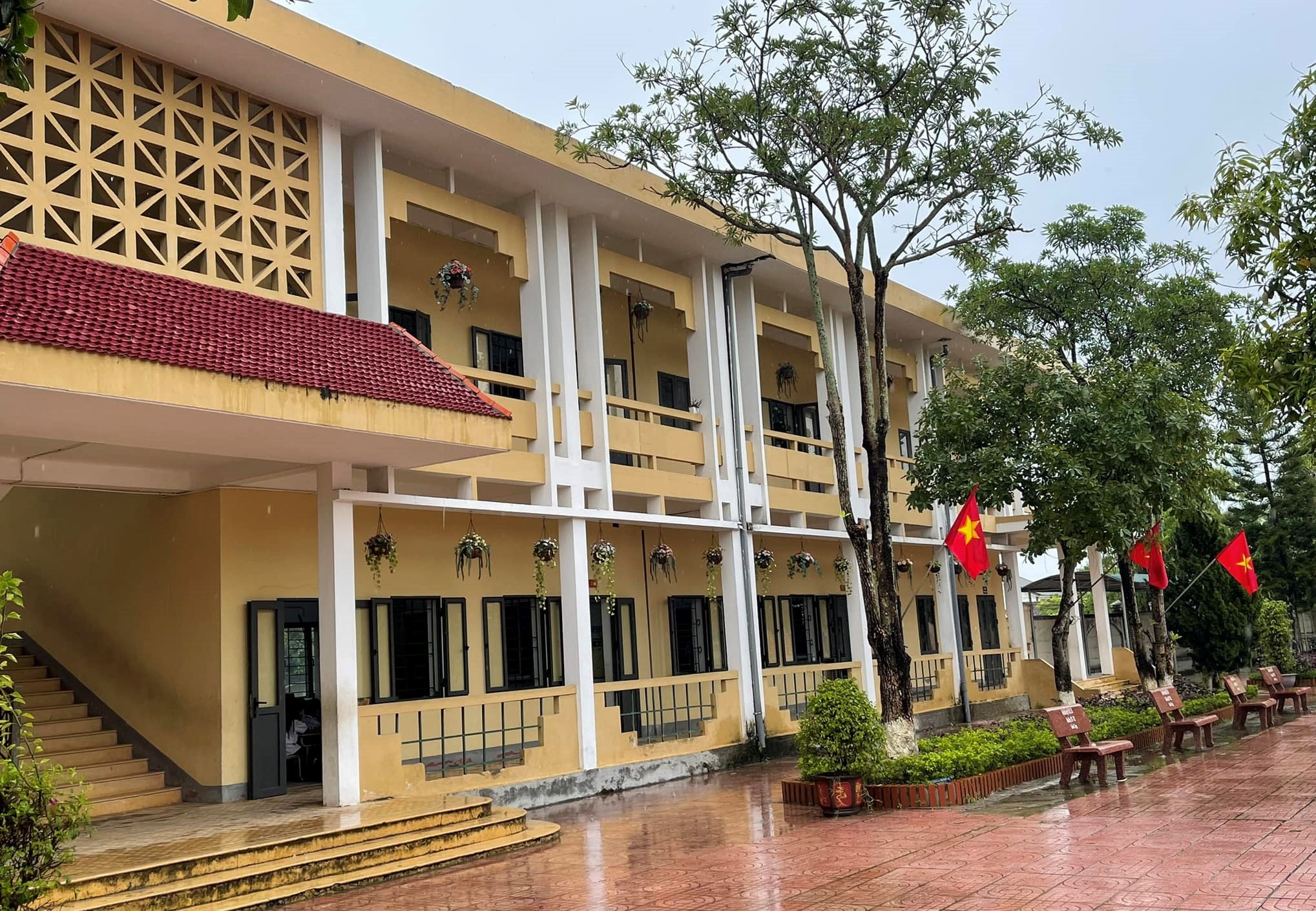 hoc sinh roi xuong dat anh 1