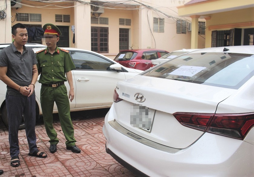 Hai doanh nhan 'dom' thue hang chuc oto roi dem ban hinh anh