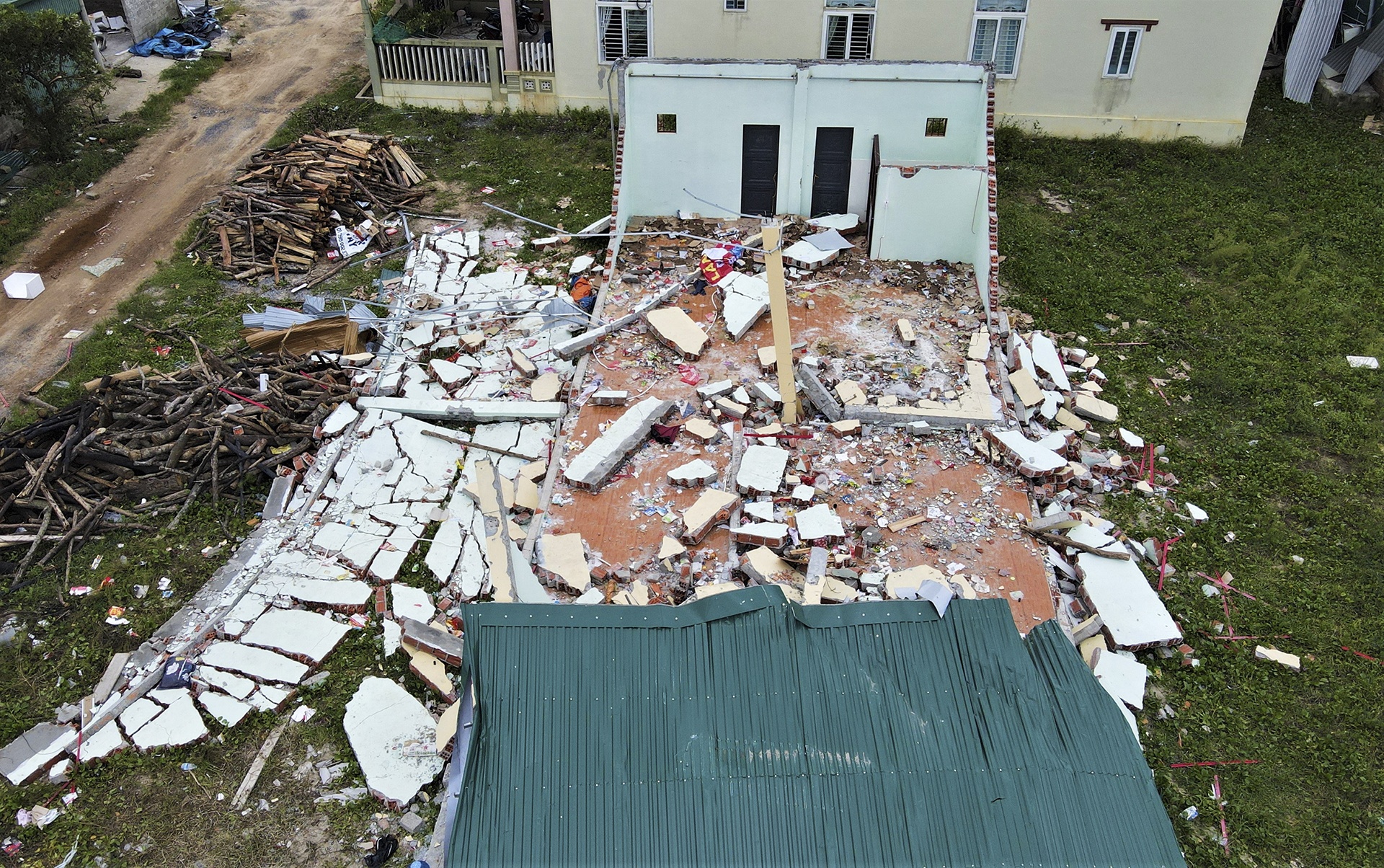 Nguoi dan Cua Viet thoat chet trong gang tac khi loc xoay giat sap nha hinh anh