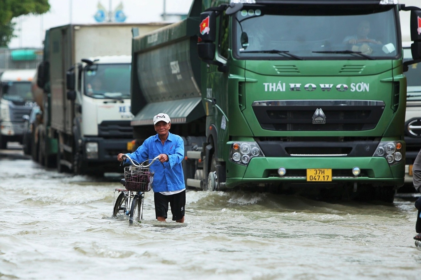 Quoc lo 1 chim duoi nuoc lu, giao thong ach tac 2 km hinh anh