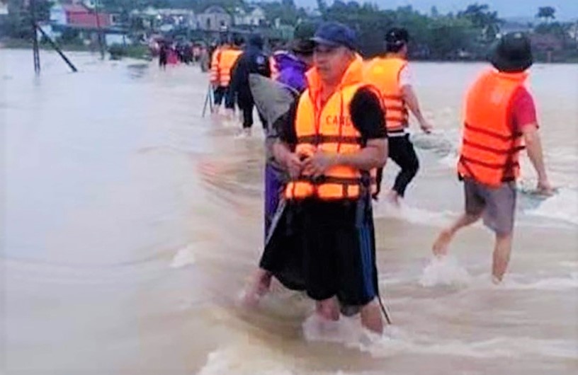 Tim thay thi the 2 vo chong bi lu cuon hinh anh