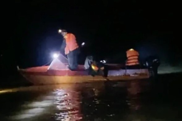 Hai vo chong bi lu cuon khi di kham benh ve hinh anh