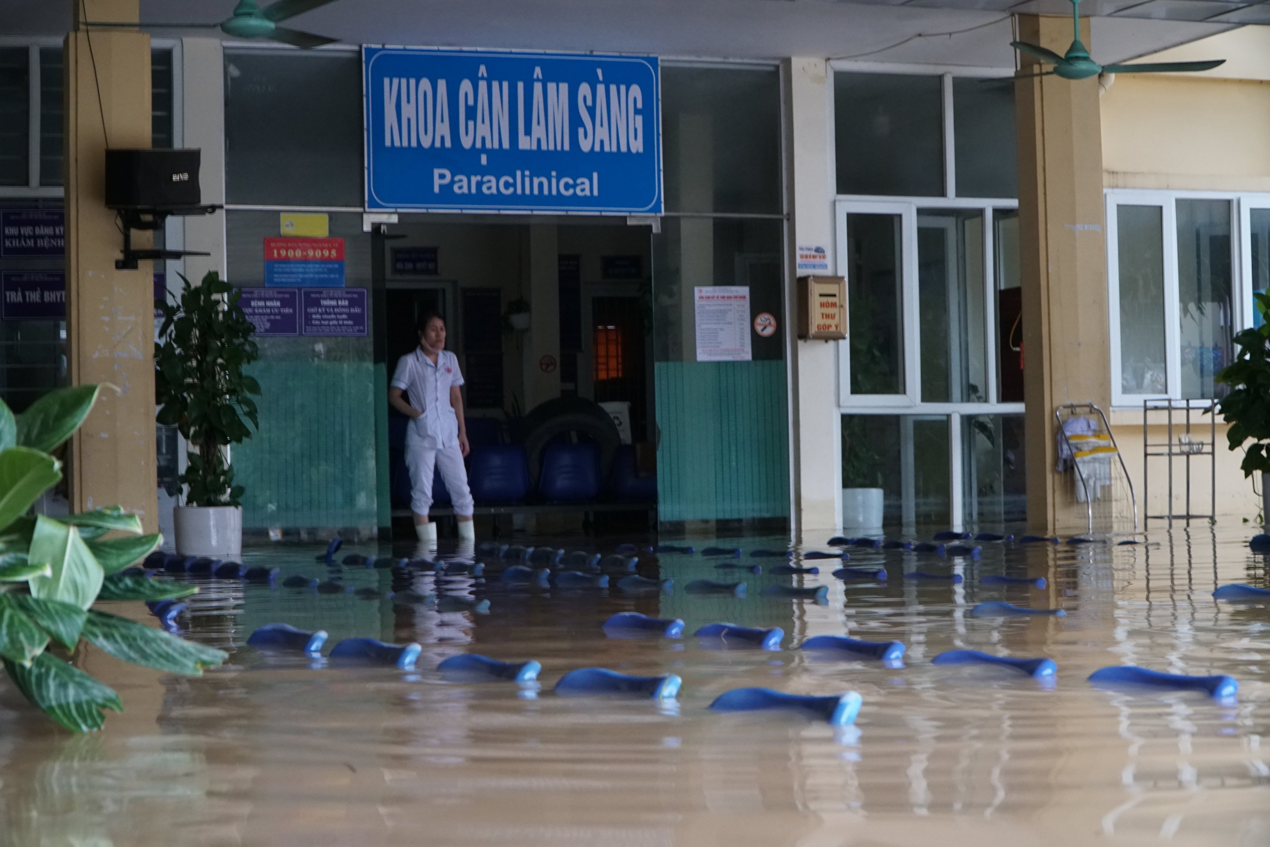 Benh nhan thao chay khi nuoc lu tran vao trung tam y te hinh anh