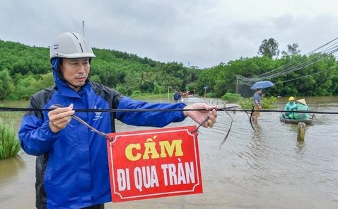 Bang qua tran ngap nuoc, nguoi phu nu bi lu cuon tu vong hinh anh