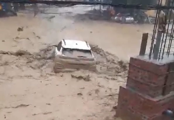 Lu am am do ve mien nui Nghe An, quet troi oto, nha cua hinh anh