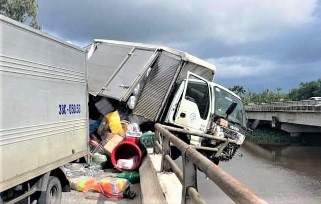 Oto tai vat veo tren thanh cau sau tai nan lien hoan hinh anh