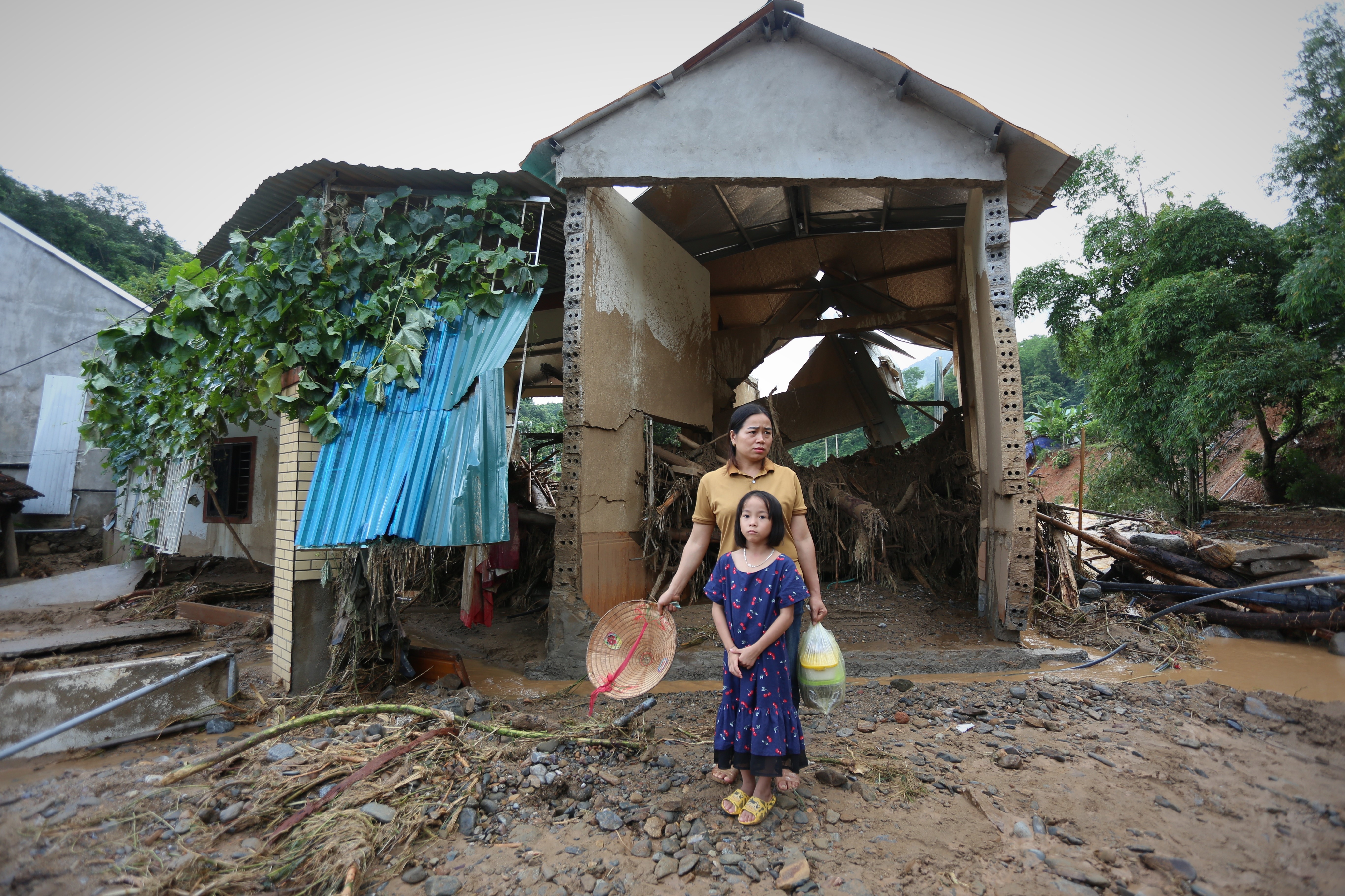 Co giao mam non vay 300 trieu xay nha, vua o 3 thang da bi lu cuon sap hinh anh