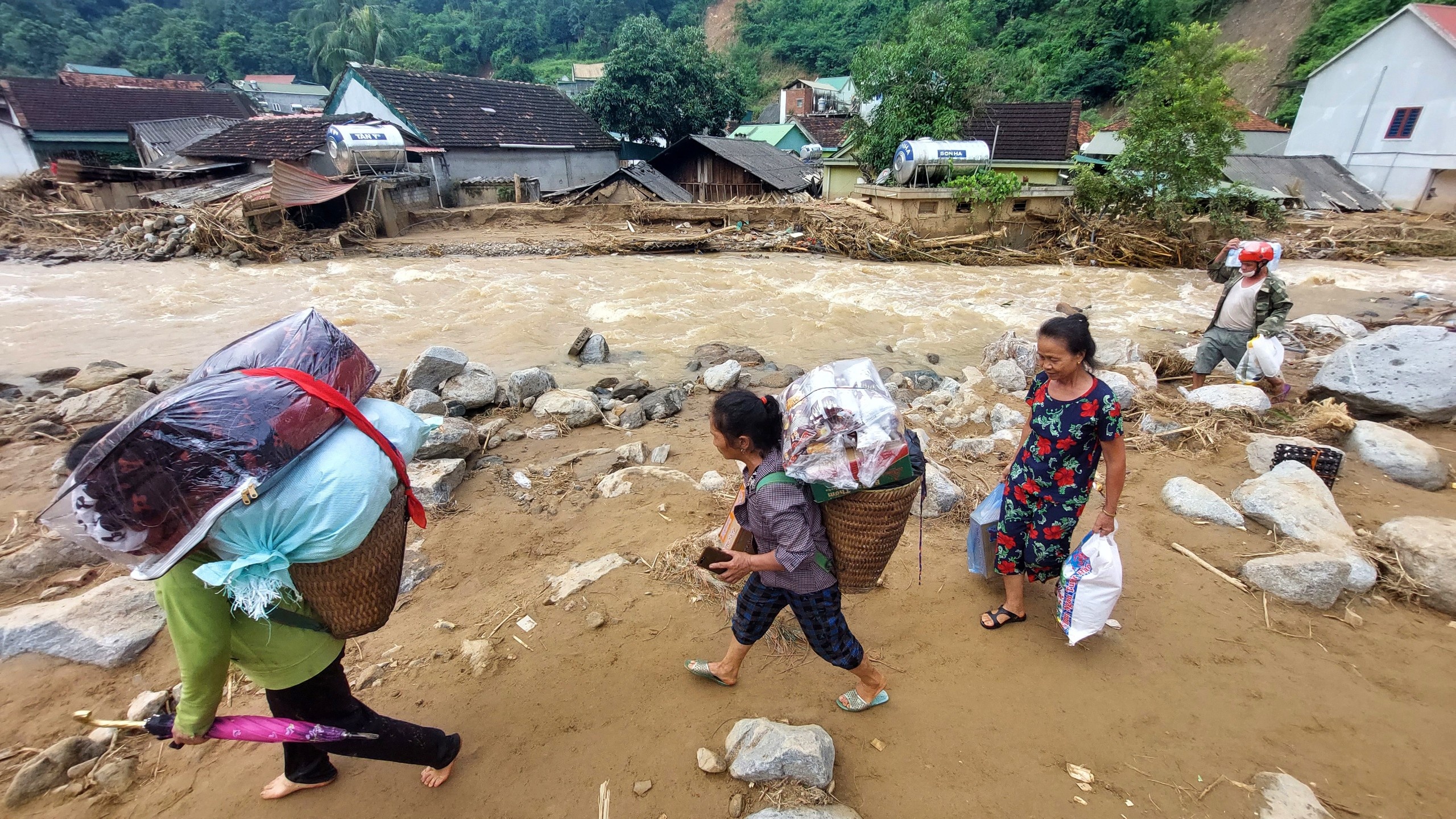 Nhieu doan thien nguyen ve Nghe An sau lu, lo 'cuu tro khong dong deu' hinh anh