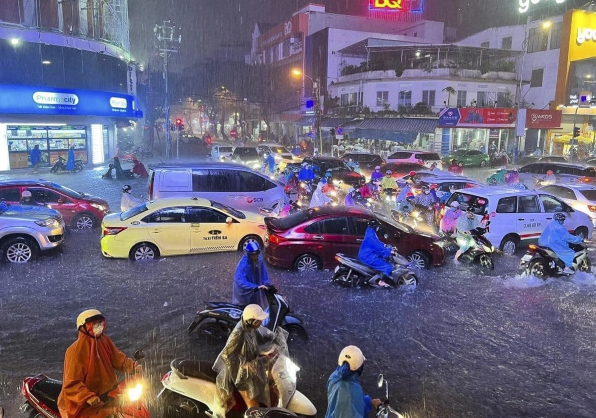 Da Nang ngap lut anh 1