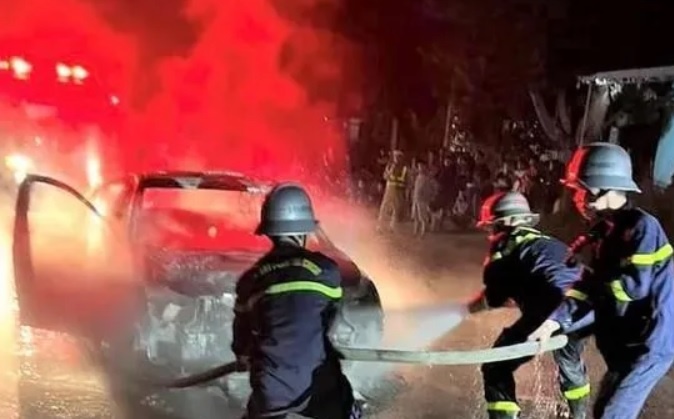 Oto chay tro khung tren quoc lo hinh anh