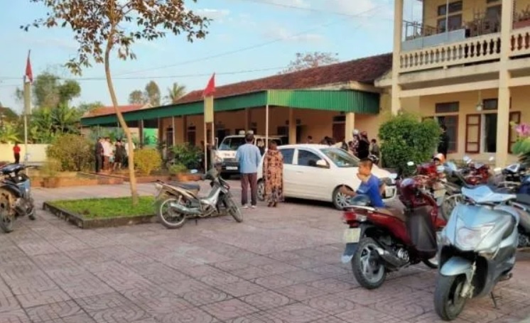 Nu hieu truong tu vong tai phong lam viec hinh anh