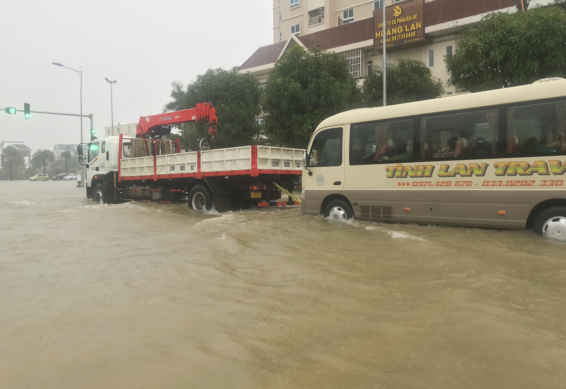 mua ngap duong pho anh 3