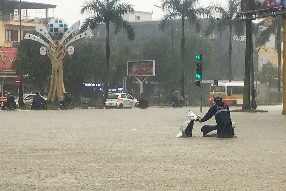 Duong pho o Nghe An, Ha Tinh ngap lut banh xe hinh anh