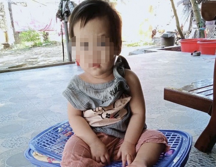 Be gai gan 1 tuoi bi bo roi ben duong hinh anh