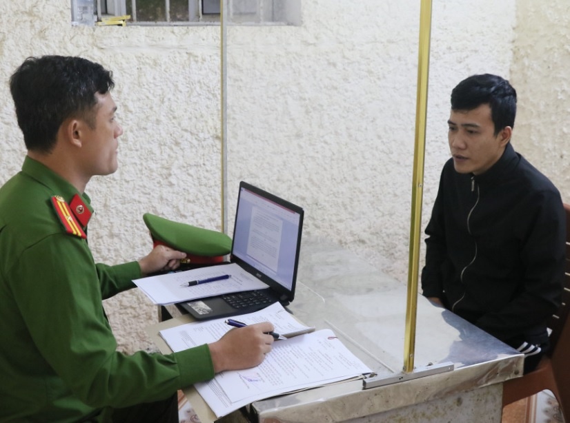 Giam doc cung vo ve du an ma de lua hang chuc ty dong hinh anh