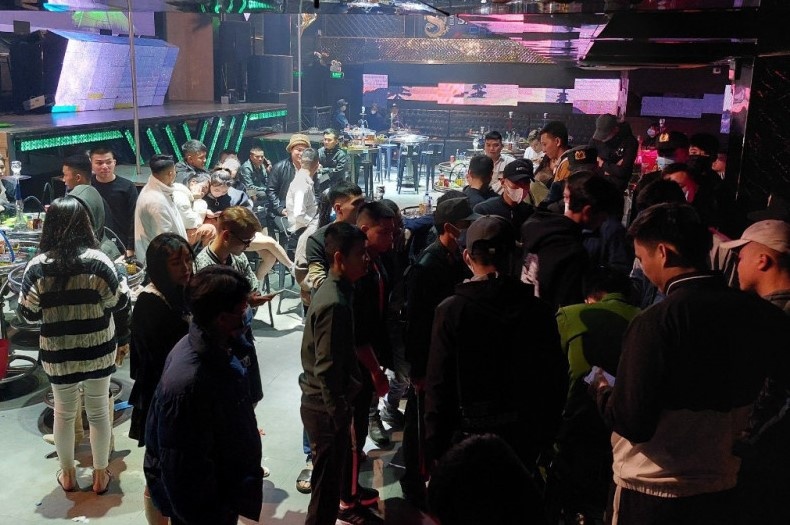 Nhom thanh nien mo tiec ma tuy tai quan bar hinh anh