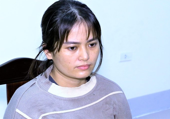 Bi bat vi dua nguoi ra nuoc ngoai trai phep hinh anh