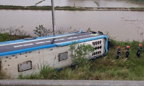 Xe khach lat ngang duoi ruong sau tai nan lien hoan hinh anh