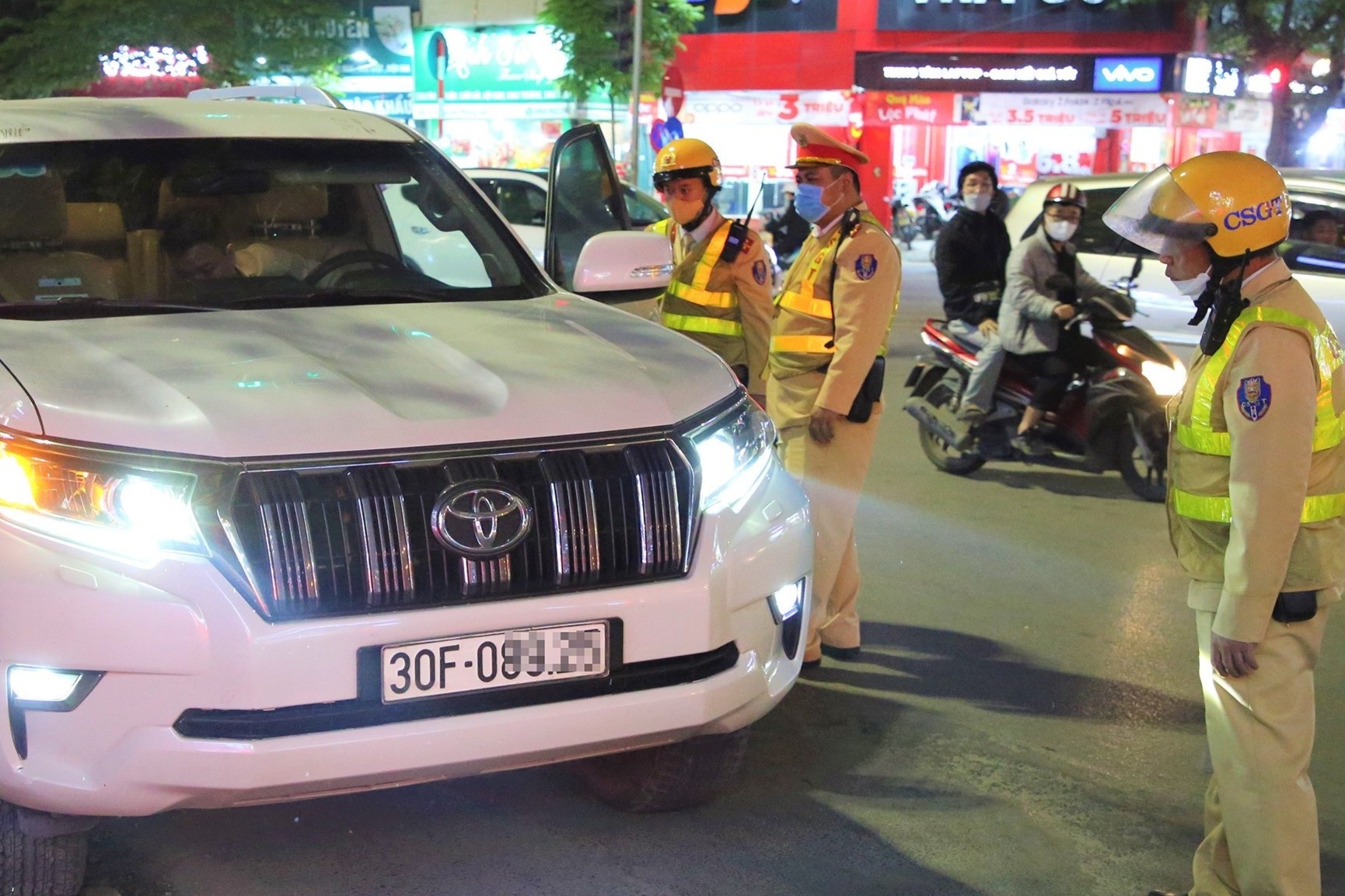 Bi phat vi pham nong do con kich khung, tai xe hua bo ruou bia hinh anh