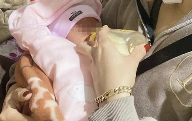 Be gai so sinh bi bo roi truoc cong nha dan hinh anh