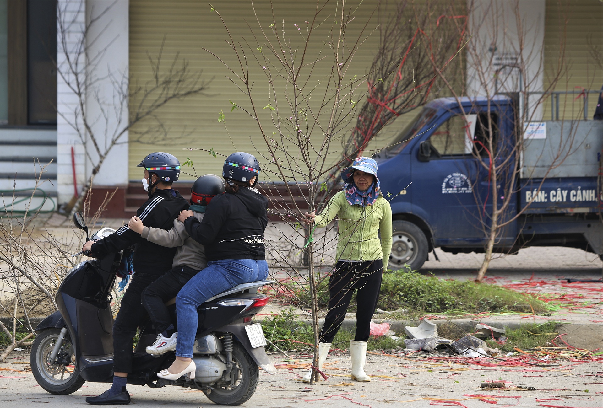 Tet nguyen dan,  dao quat,  cho Tet,  lo von anh 10