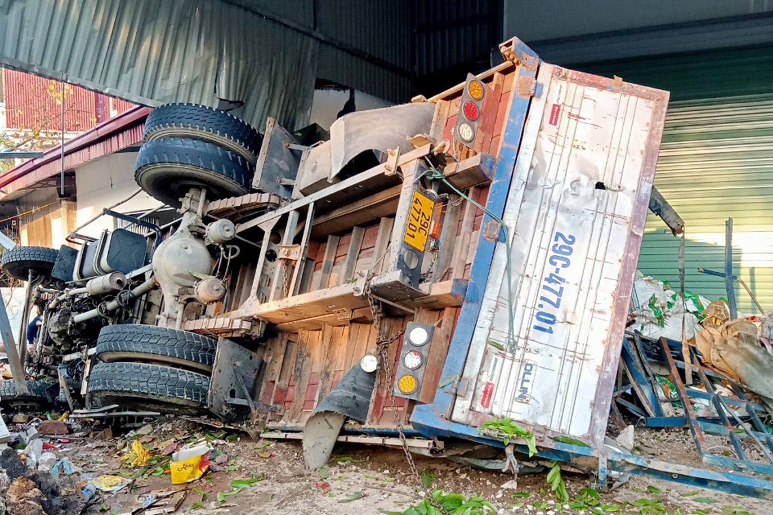 Xe tai lao vao nha dan, mot nguoi tu vong hinh anh