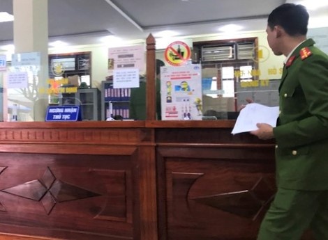 Cong an kham xet mot trung tam dang kiem o Nghe An hinh anh