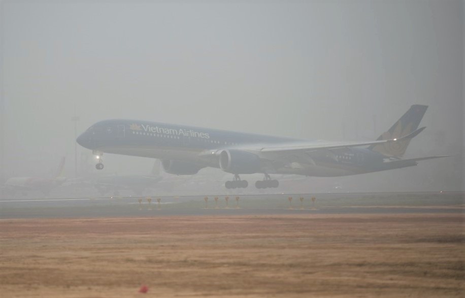 Suong mu day dac, 16 chuyen bay den/di tu san bay Vinh phai tam dung hinh anh