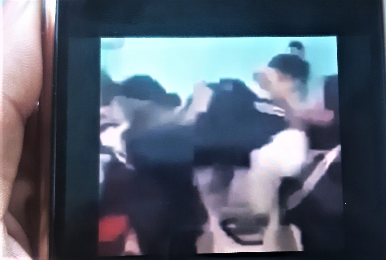 Nu sinh lop 10 bi ban cung lop danh hoi dong hinh anh