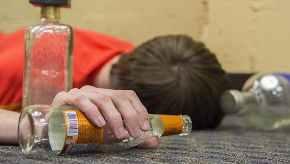 5 nguoi nhap vien nghi ngo doc ruou hinh anh