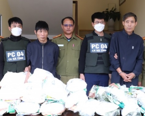 31 kg ma tuy trong bui cay ven duong hinh anh