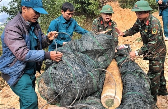 Qua bom 120 kg nguyen kip no trong vuon nha dan hinh anh