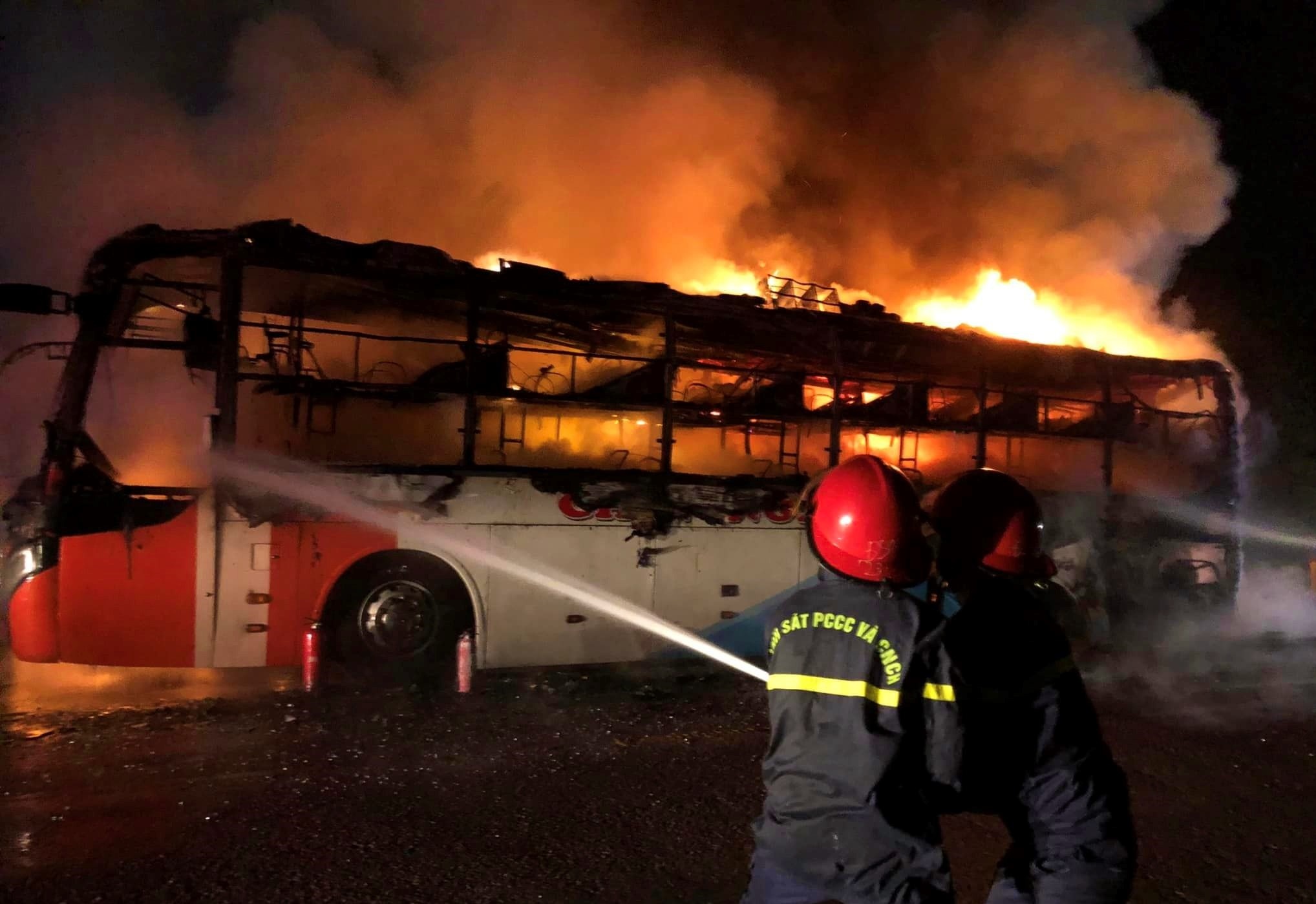 Xe giuong nam chay rui tren quoc lo hinh anh