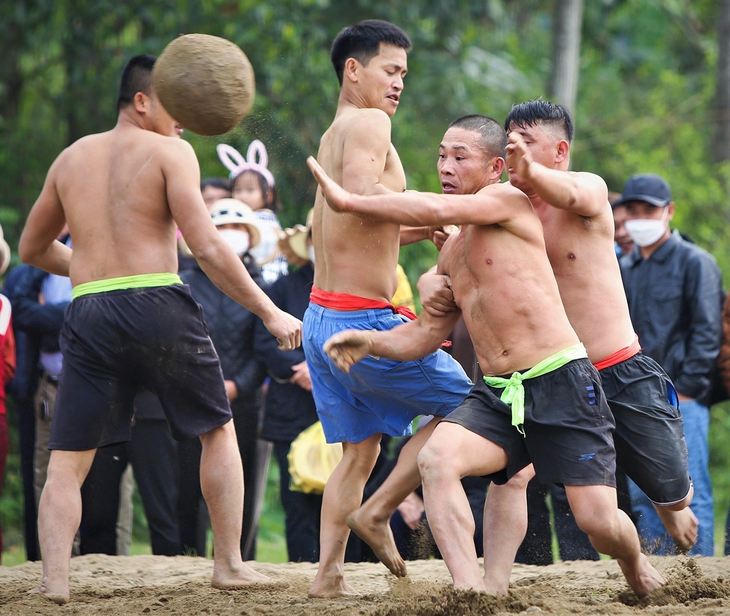 Trai lang coi tran dau vat cuop 'cu chuoi' hinh anh