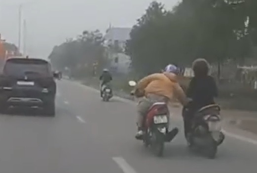 Bat giu nghi pham giat dien thoai cua co gai di xe may hinh anh
