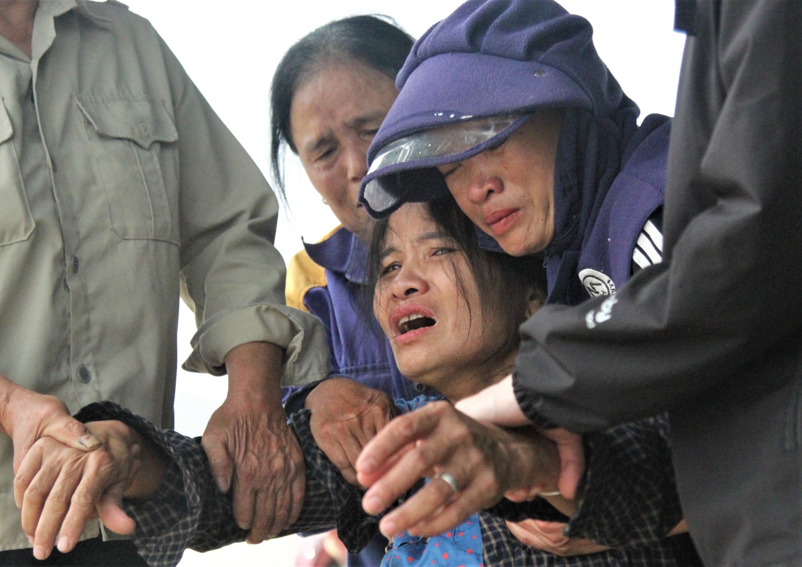 Oto tai tong phia sau xe may khien 3 me con tu vong hinh anh