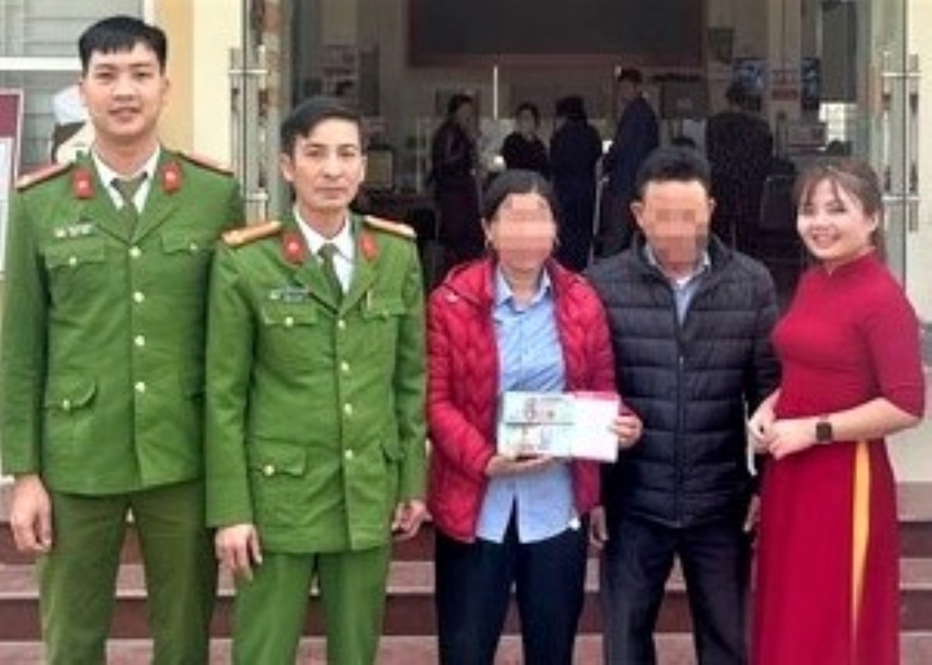 Nguoi phu nu suyt bi lua 1 ty dong hinh anh