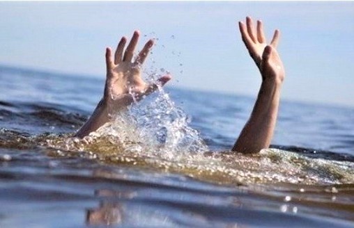 2 chau be duoi nuoc duoi song hinh anh