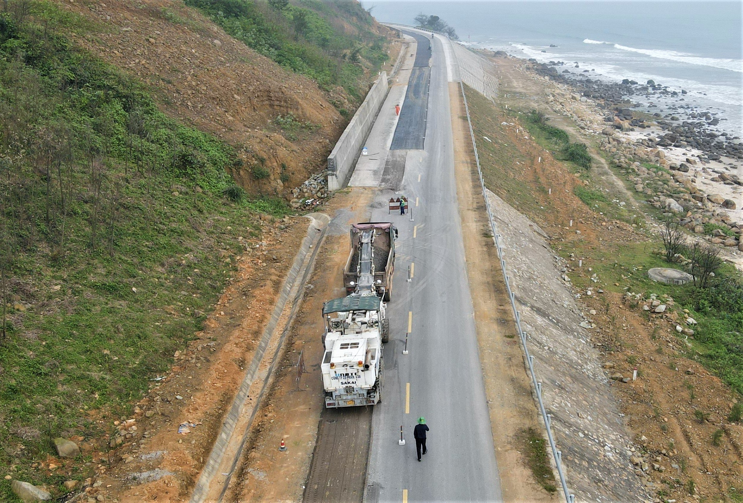 Doan duong ven bien vua ban giao phai dao len tham lai hinh anh