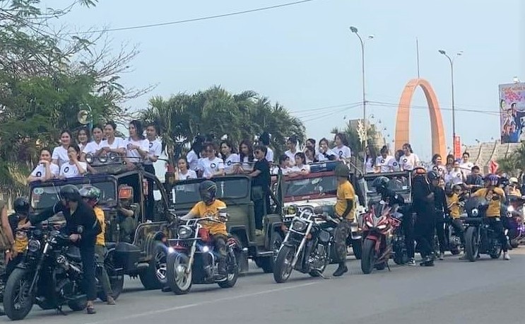 Xu ly doi xe Jeep khong dang kiem cho thi sinh ao dai tai Cua Lo hinh anh