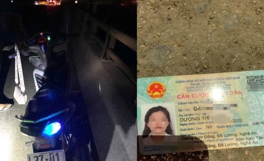 Co gai de lai xe may, giay to tren cau roi mat tich hinh anh