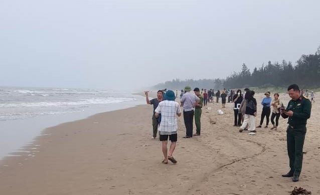 3 hoc sinh bi song bien cuon mat tich hinh anh